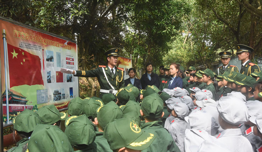 红军小学少年兵团队员倾听国旗知识讲解.jpg